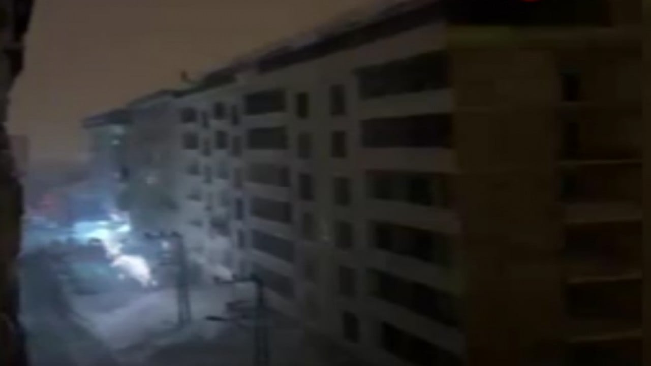 Tonlarca ağırlıktaki kar kütlesi enerji hattını yerle bir etti