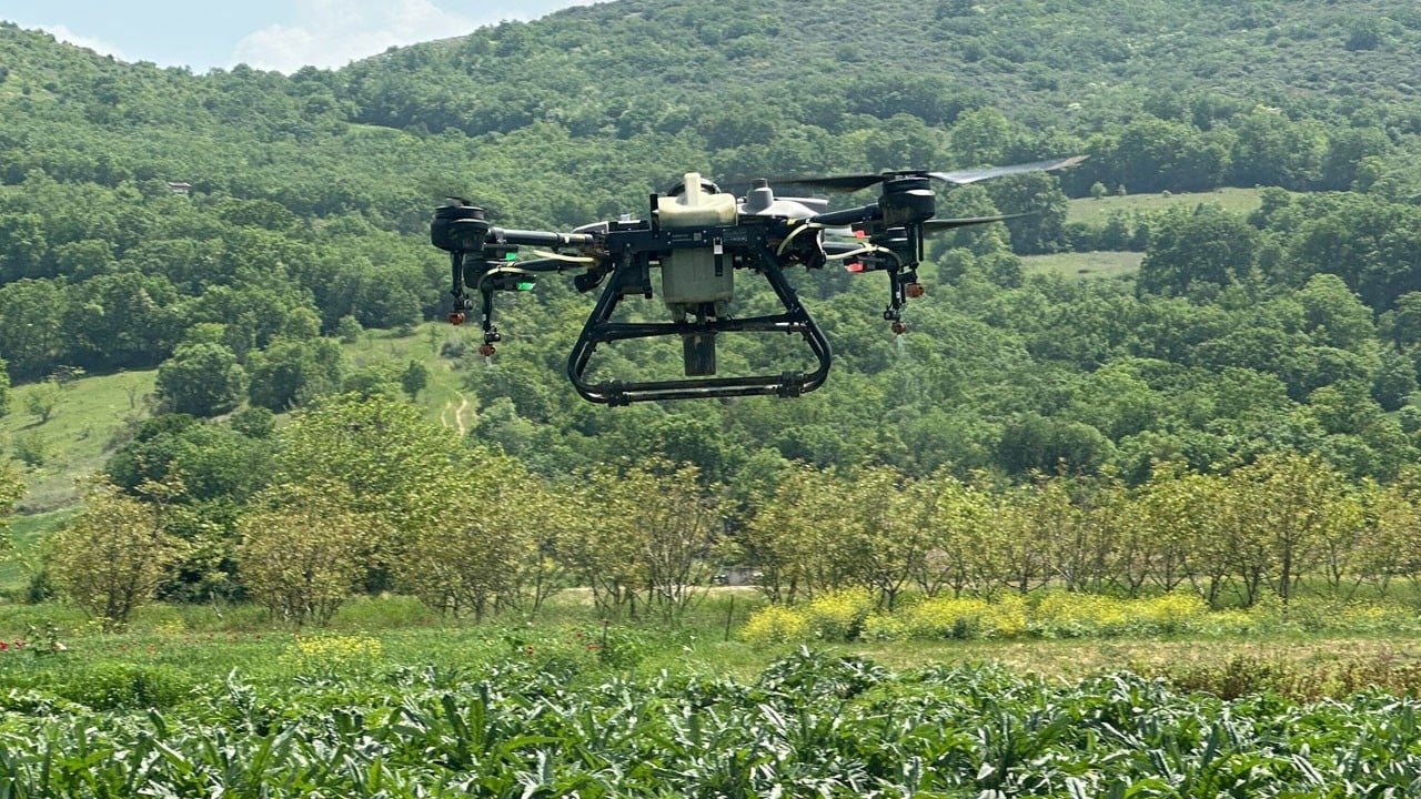 Toprakla teknoloji buluştu! Drone ile gübreleme çiftçinin yükünü hafifletti