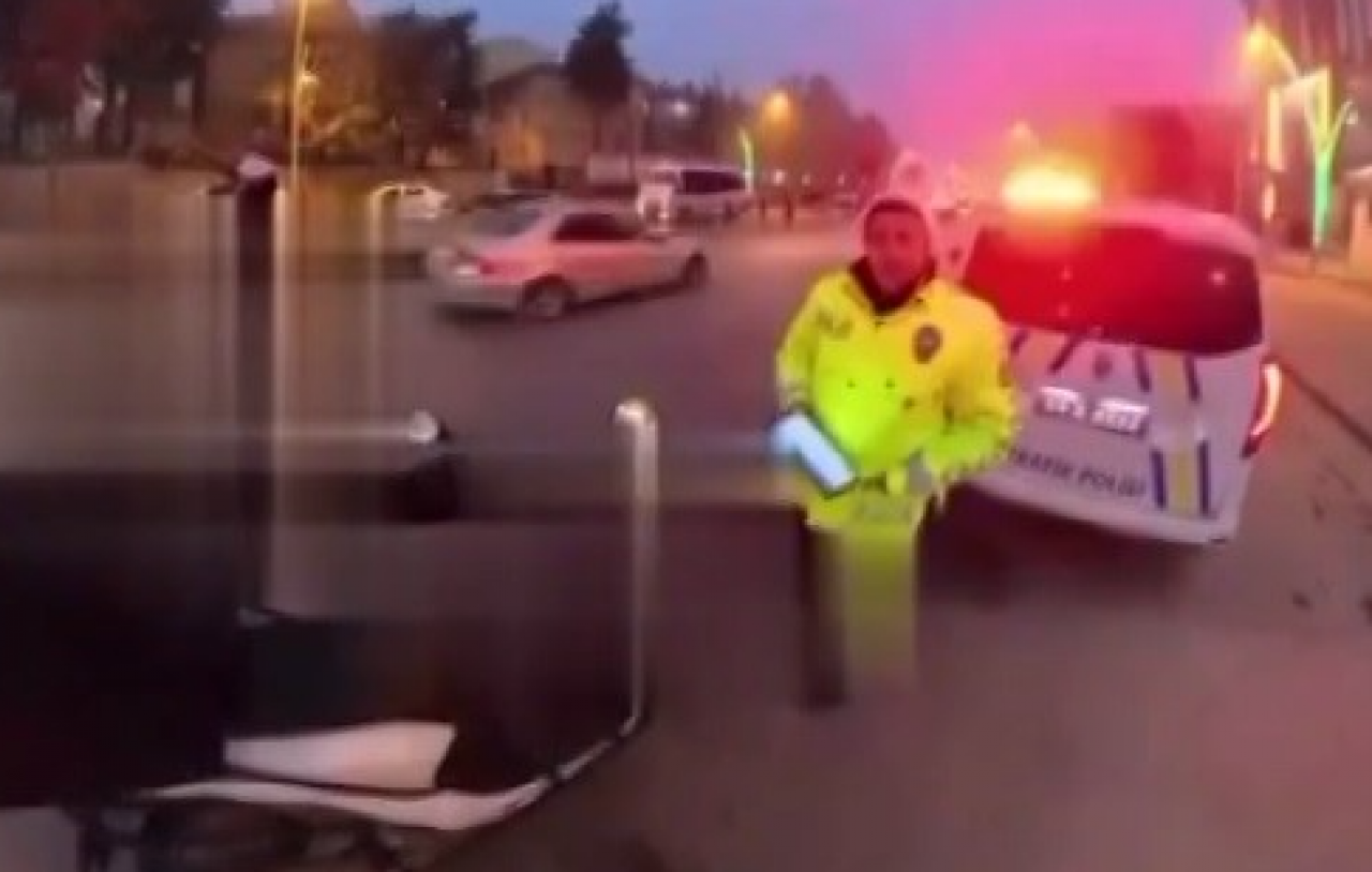 Trafik denetiminde yürek ısıtan davranış: Polis üşüyen kuryeye eldivenini verdi