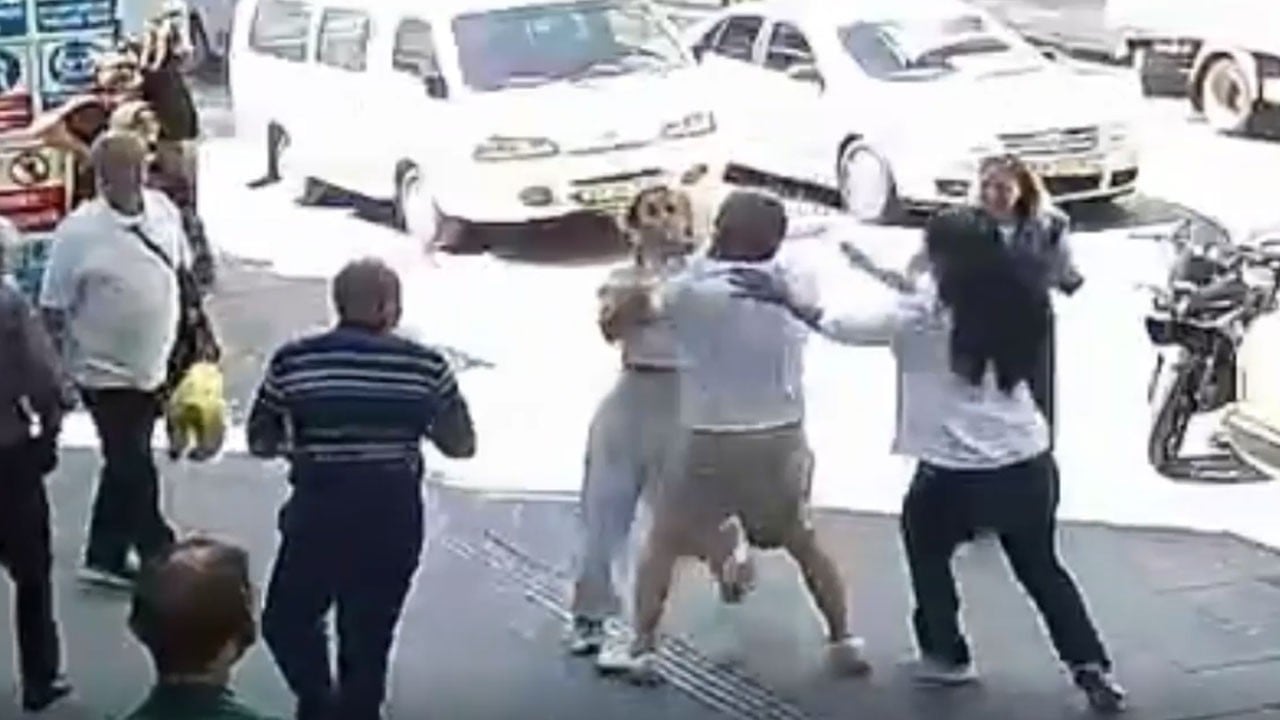 Trafik kavgasında kopan ayna ile kadın sürücüyü döven maganda canını zor kurtardı