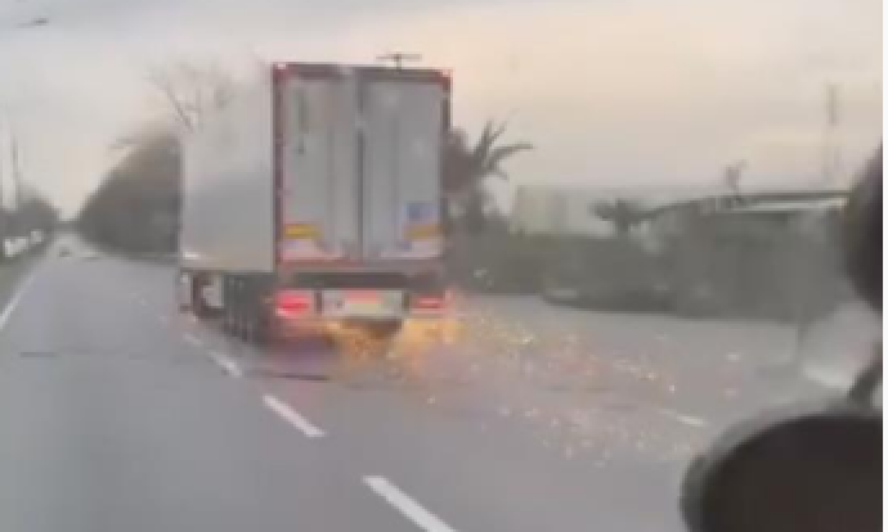 Trafikte maganda dehşeti! Direği devirdi, hasarlı TIR’la kaçtı