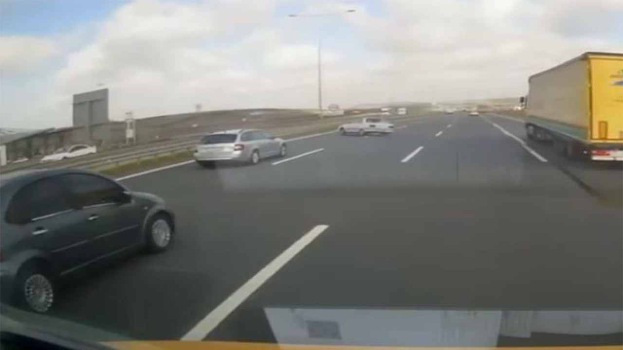 Trafikte makas atmanın sonucu bariyere yapışmak oldu