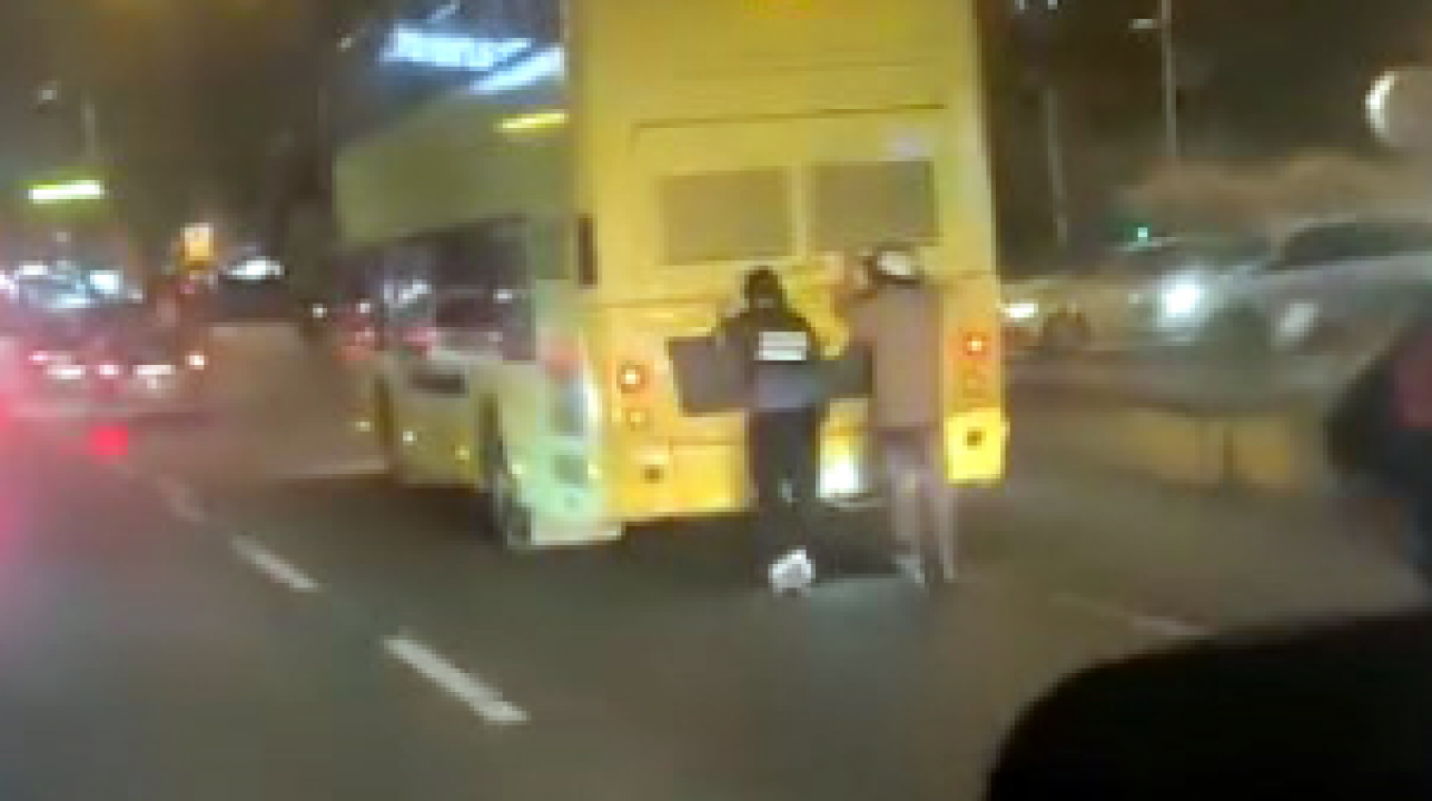 Trafikte patenle tehlikeli yolculuk! Birileri bu çocukları durdurmalı