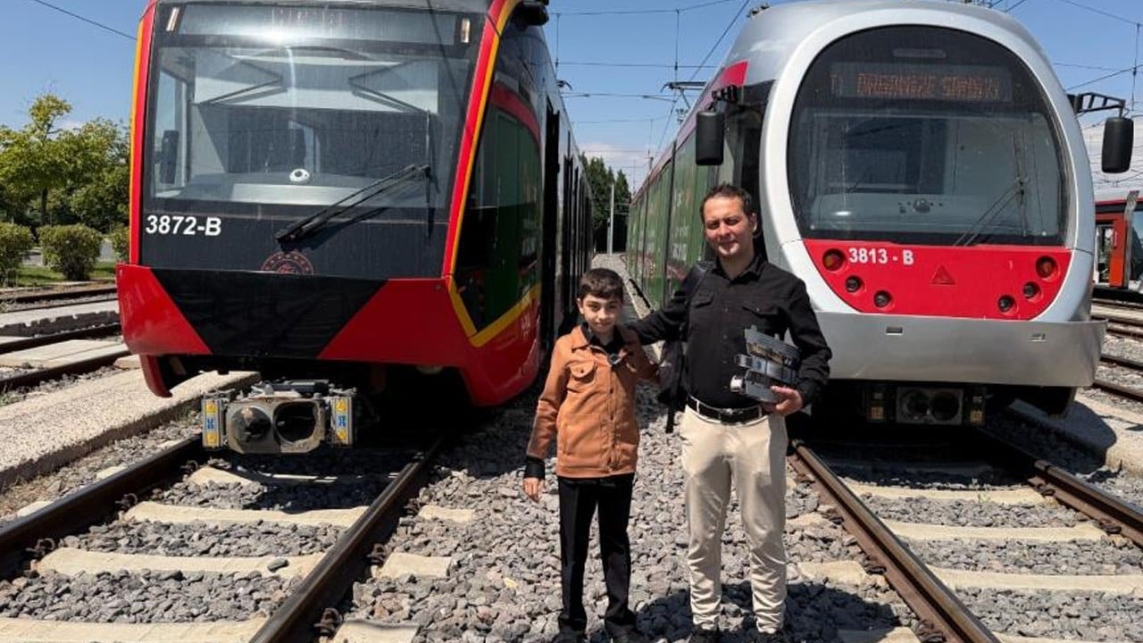 Tramvay tutkunu çocuk heyecan yaşadı: Gerçekten mükemmel bir tramvay aşığı Miraç'ın hayali...