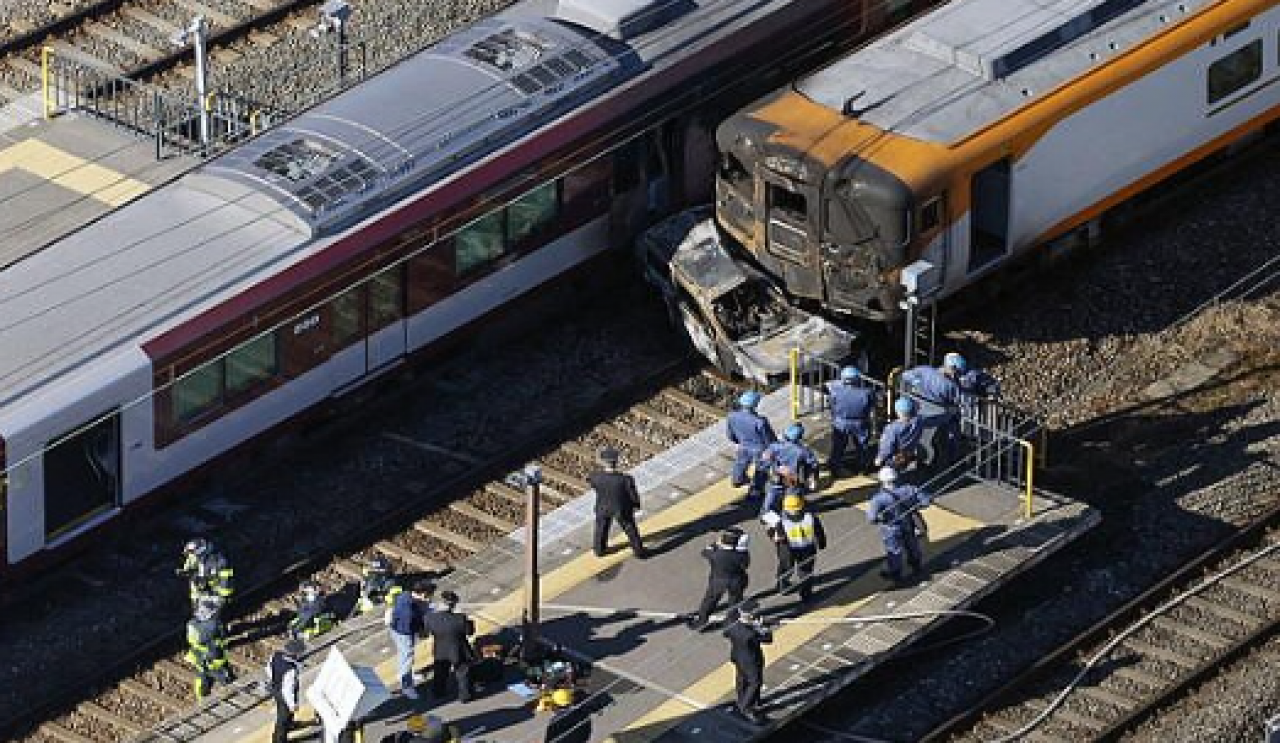 Trenle çarpışan otomobil alev topuna döndü! Facia anı kameralara işte böyle yansıdı