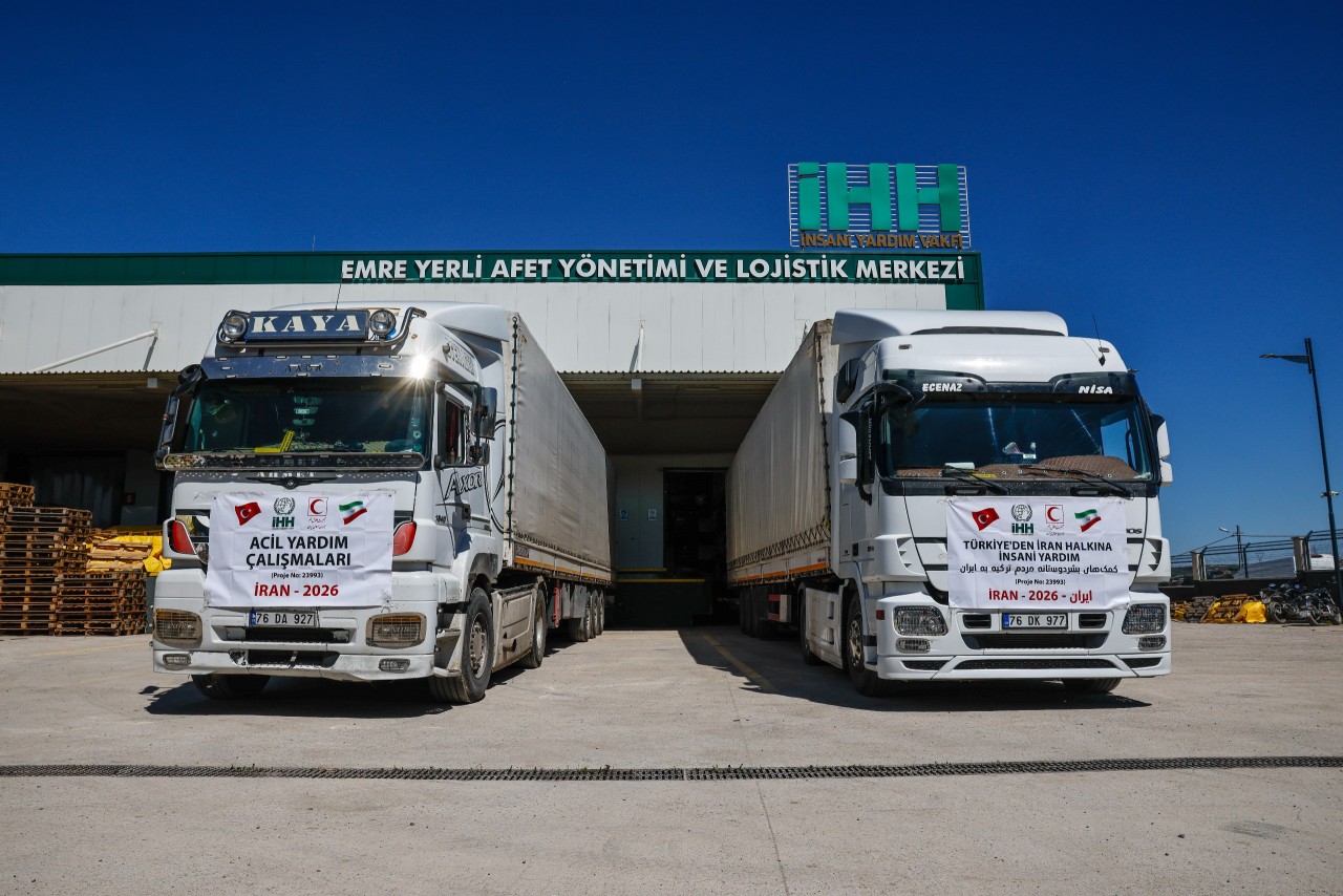 Türkiye'den İran'a 5 tır insani yardım