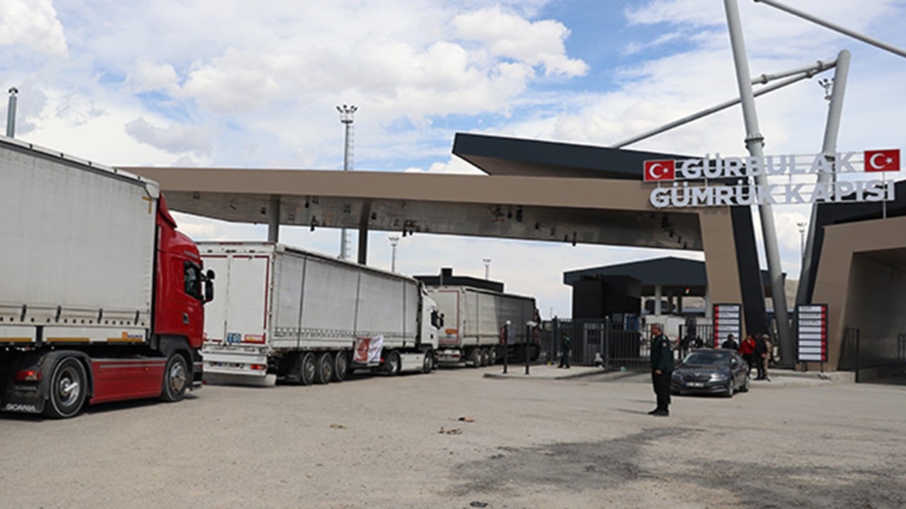 Türkiye'den İran'a tıbbi malzeme taşıyan 6 tır Ağrı'dan sınırı geçti