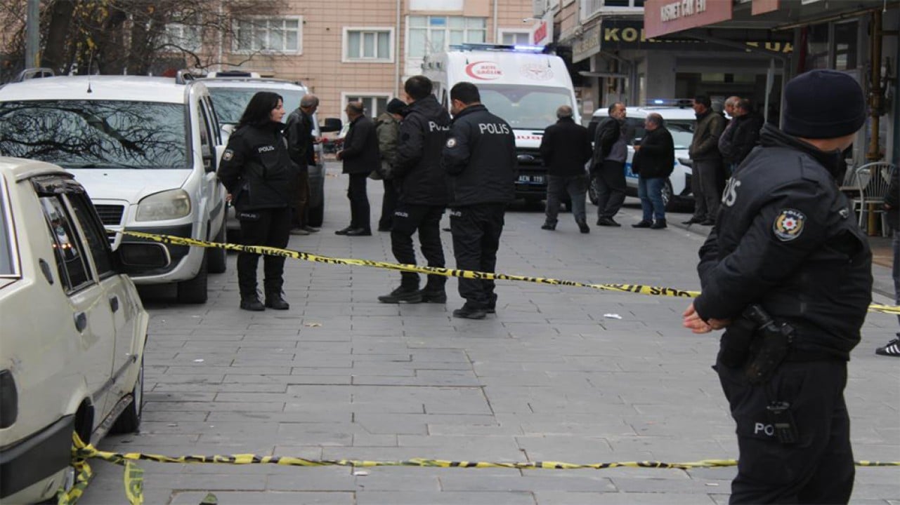 Tuttuğunu bıçakladı kaçan kurtuldu: 1'i ağır 3 kişi yaralandı