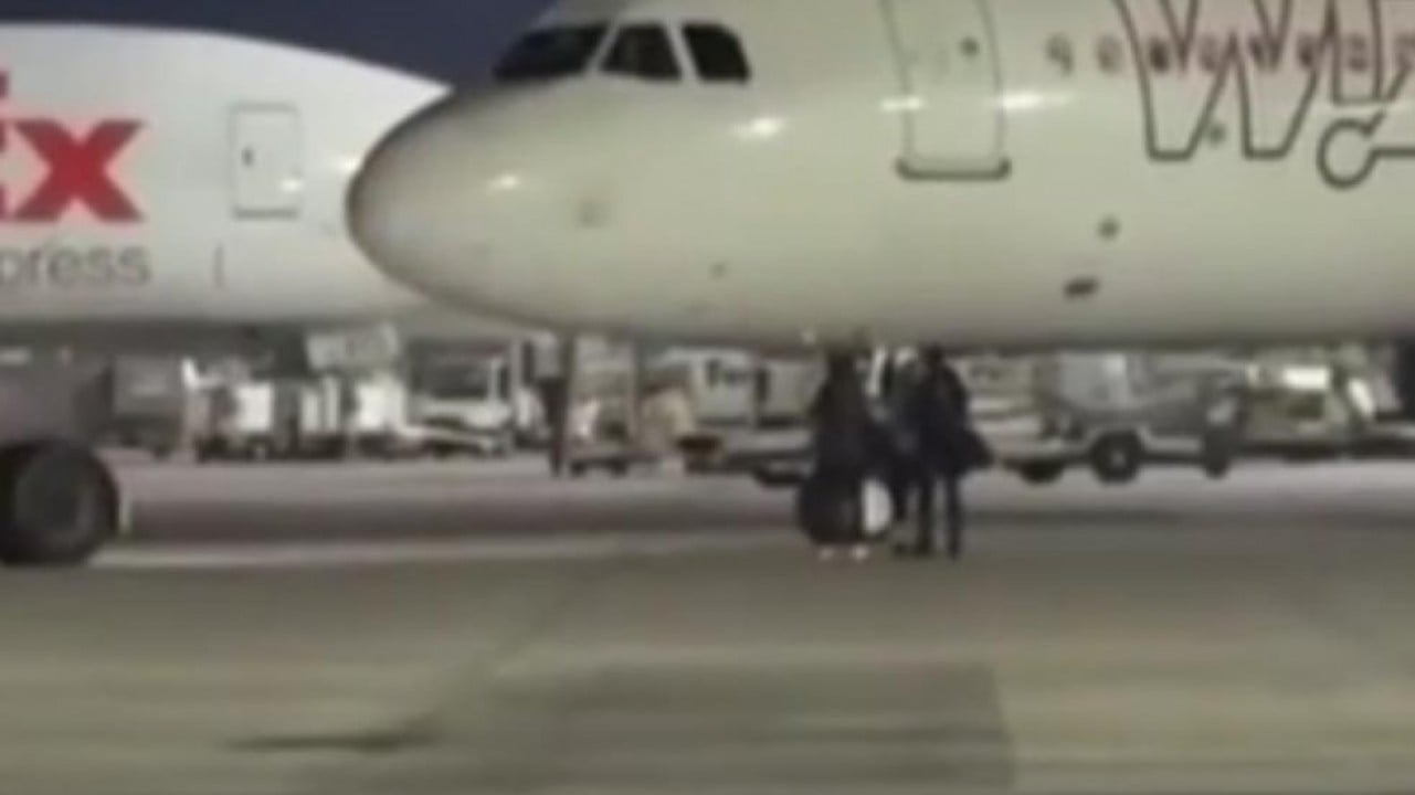 Uçağı kaçıran iki yolcu, acil çıkış kapısının camını kırarak, piste daldı