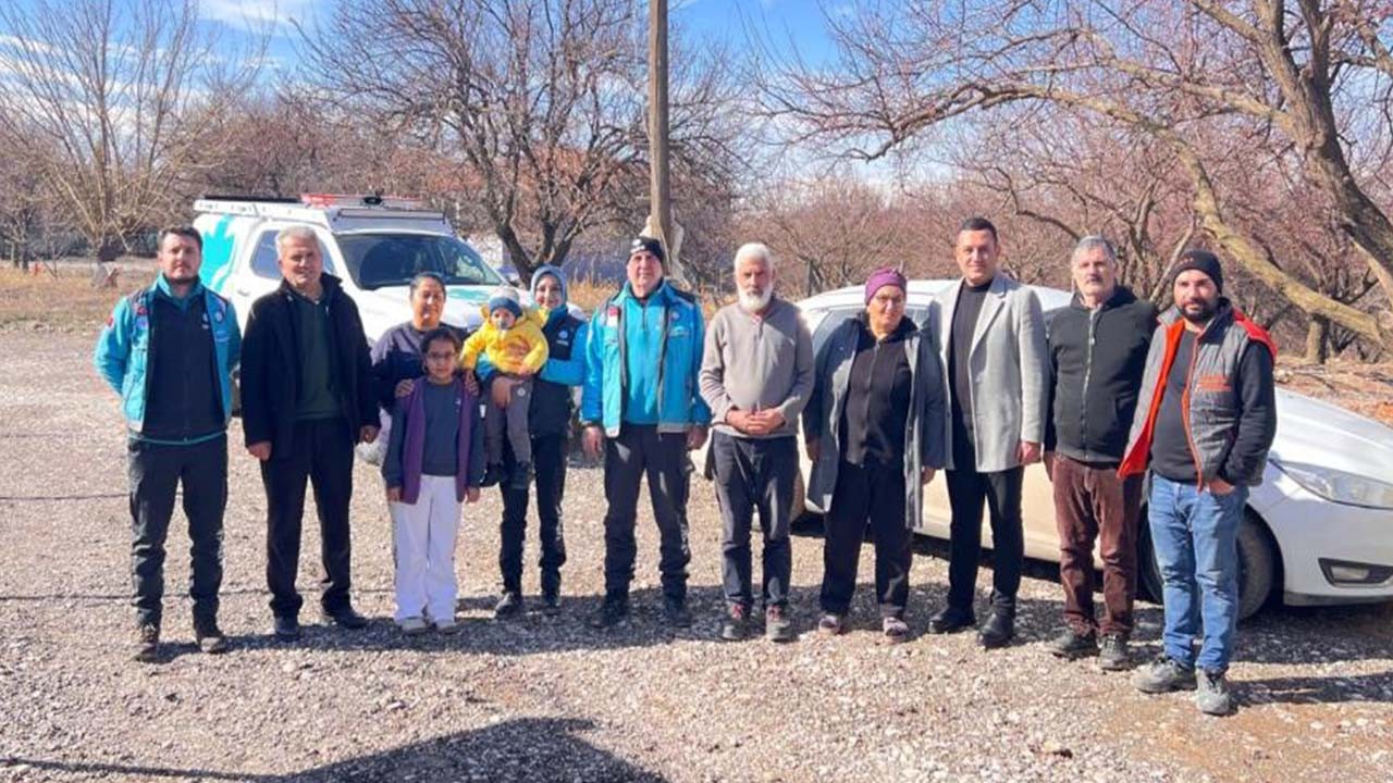 UMKE ekipleri kurtardıkları depremzede aileyle 3 yıl sonra buluştu