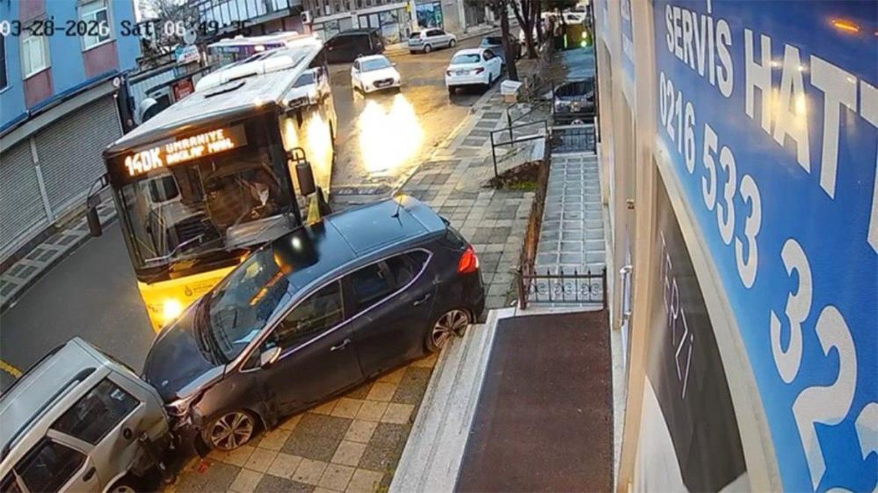 Ümraniye'de İETT otobüsü park halindeki araçlara çarptı