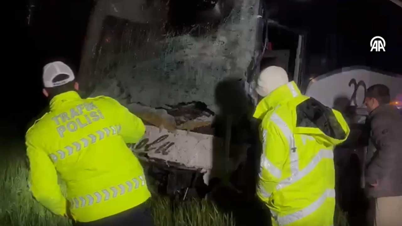 Uşak'ta zincirleme trafik kazası! 4 kişi hayatını kaybetti