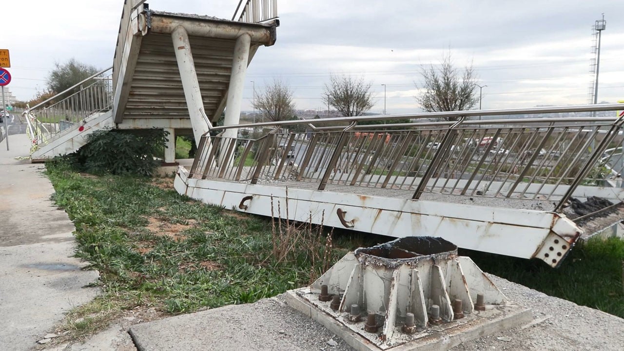 Üst geçit TIR’a dayanamadı! Köprü yerinden söküldü