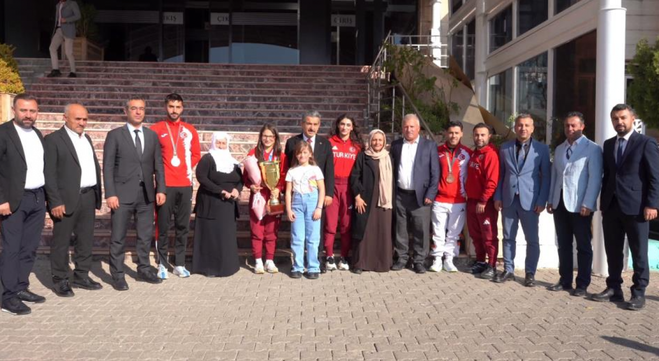 Üst üste Avrupa Şampiyonu oldu! Altın madalyalı boksöre görkemli karşılama