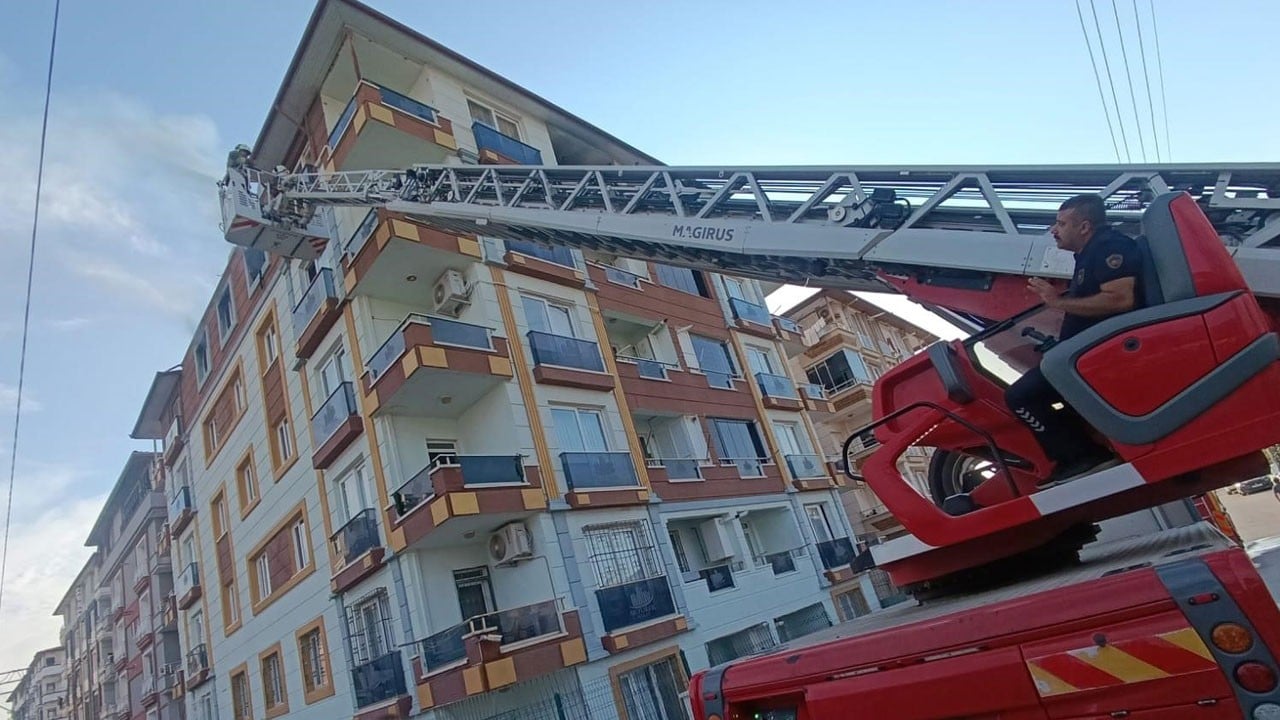 Uykuda yangına yakalandılar! Komşuların sesleri 5 kişilik aileyi kurtardı 