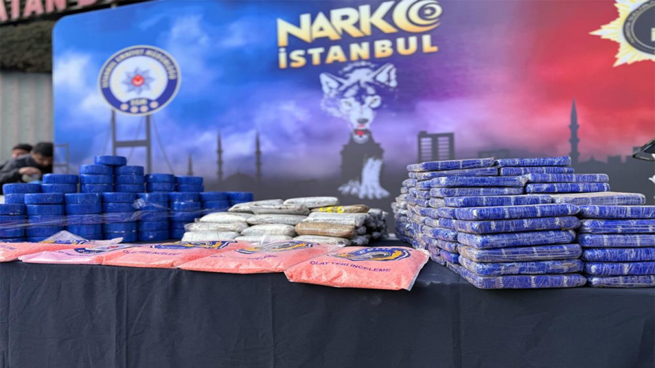 Uyuşturucu operasyonunda ele geçirilenler emniyette sergilendi