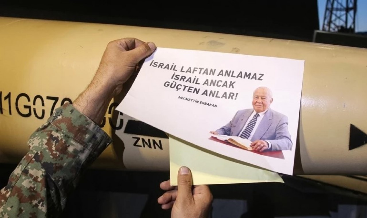 Üzerine bakın ne yazıldı! İran’ın fırlattığı füzede Erbakan hoca sürprizi