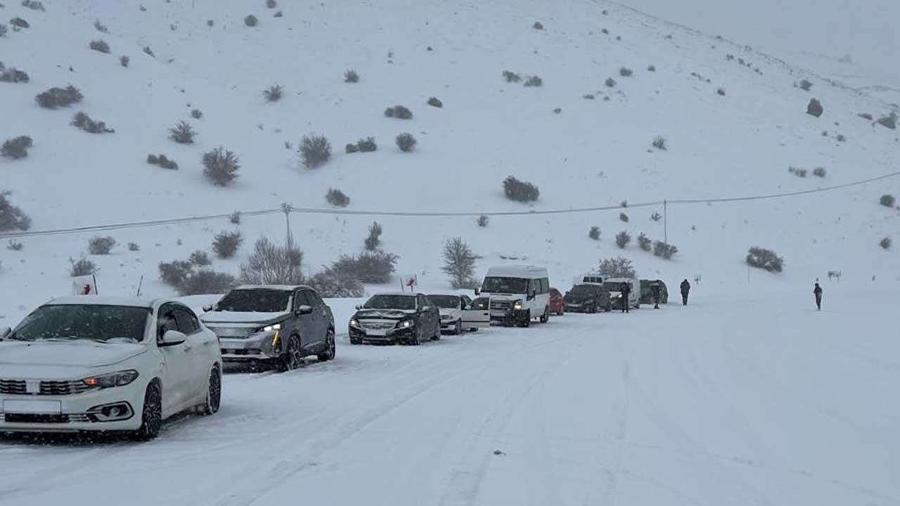 Vali duyurdu! Yol kar yağışı nedeniyle trafiğe kapatıldı