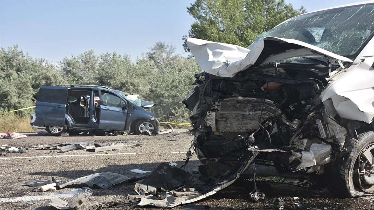 Van'da 2 aracın çarpıştığı kazada 2 kişi öldü, 9 kişi yaralandı