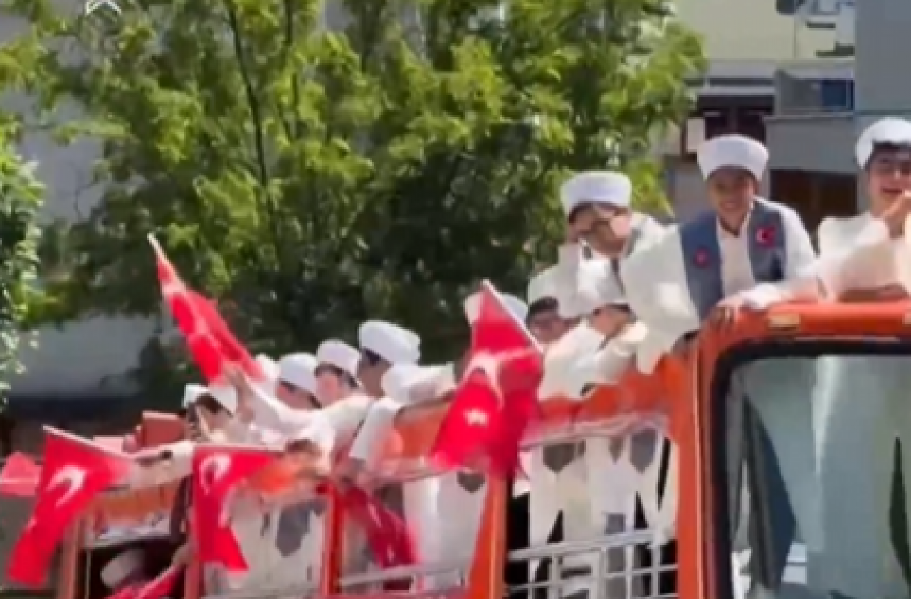 Vatandaştan Kur’an bülbüllerine yoğun ilgi! Hafızlar şehir turu attı