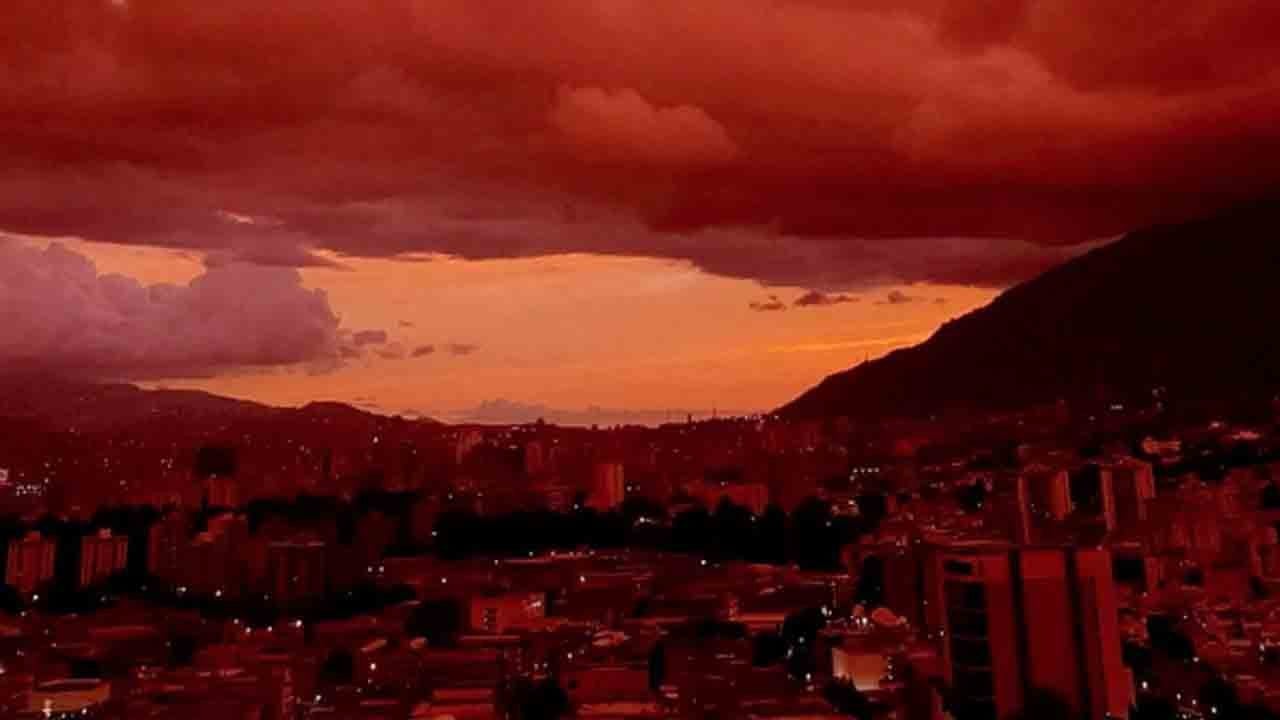 Venezuela'da kan kırmızı gün batımı: Görenleri hem büyüledi hem korkuttu