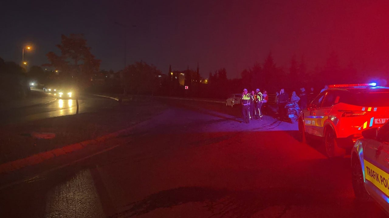 Virajı alamadı, 60 metre kaydı! Belediye otobüsü karşı şeride geçip iki otomobile çarptı