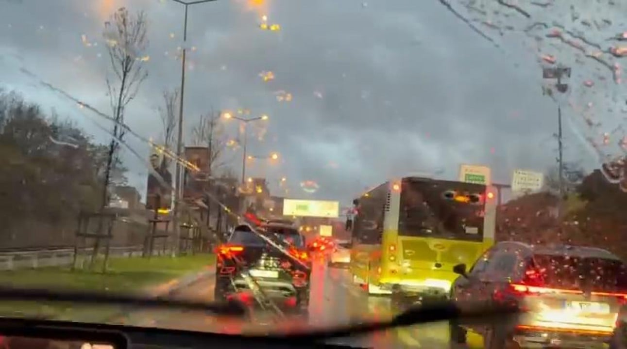 Yağış nedeniyle İstanbul trafiğinde Pazartesi kabusu: Yoğunluk yüzde 80 olarak ölçüldü
