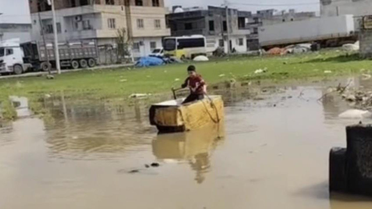 Yağmur suyu birikintisinde "buzdolabı kasası kayık" keyfi