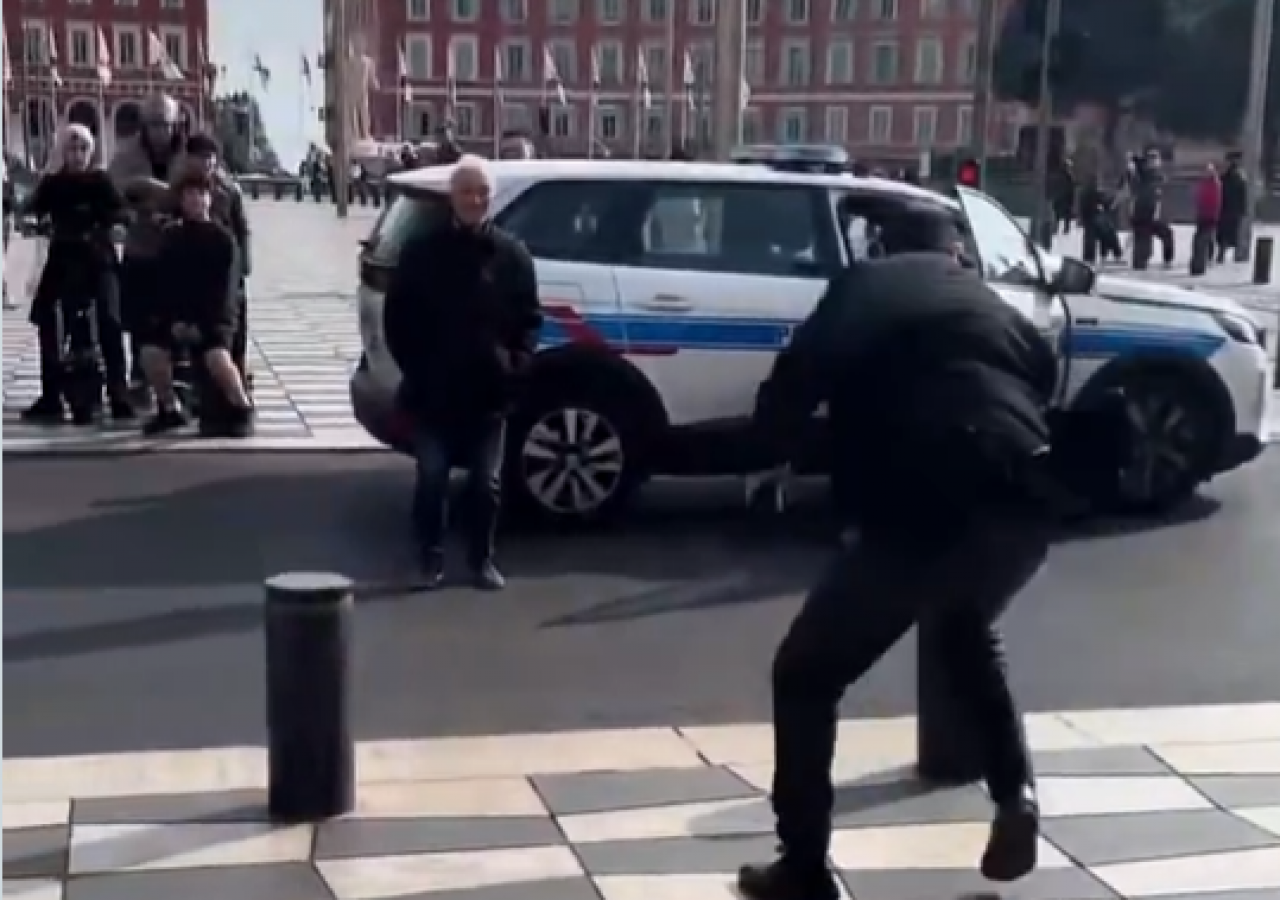 Yahudi protestocudan akılalmaz oyun! Kendi kendine saldırı süsü verdi
