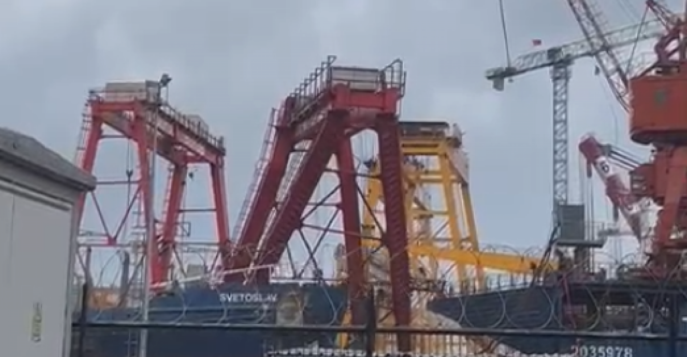 Yalova'da devasa vinç fırtınaya dayanamadı! Tersanede korku dolu anlar kamerada!