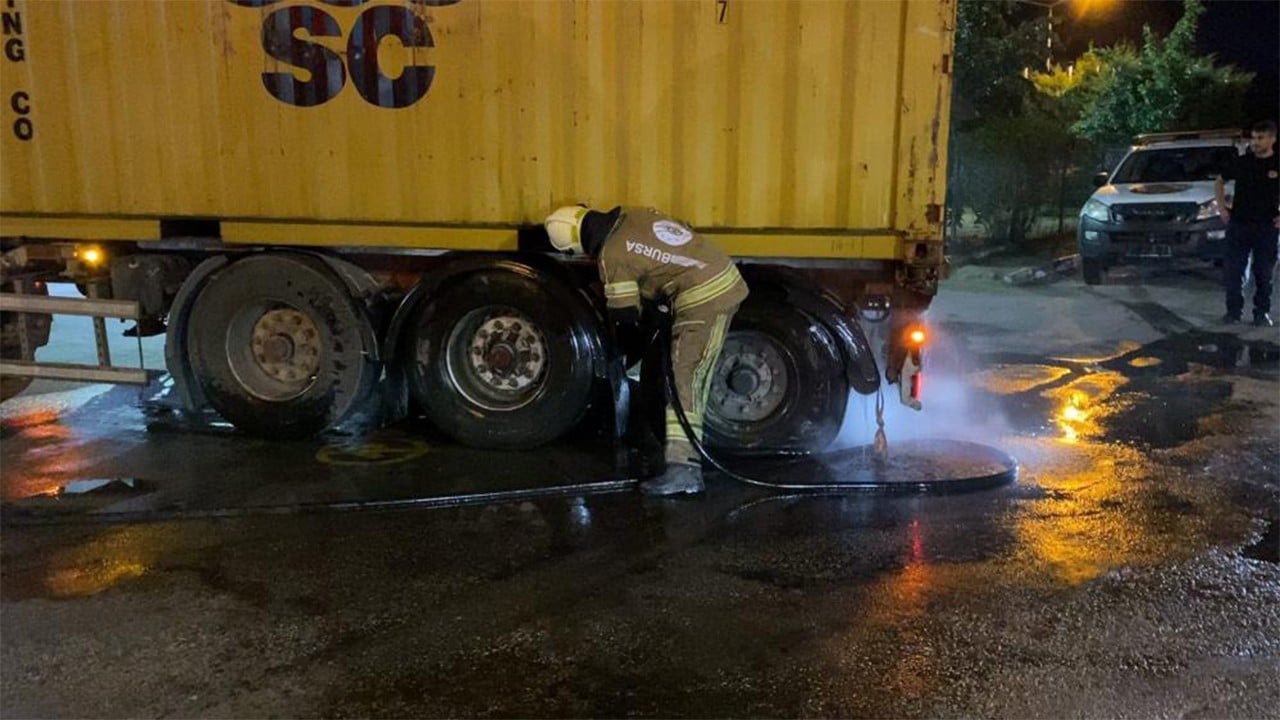 Yanan tırı 10 kilometre sürüp itfaiyeye yetiştirdi