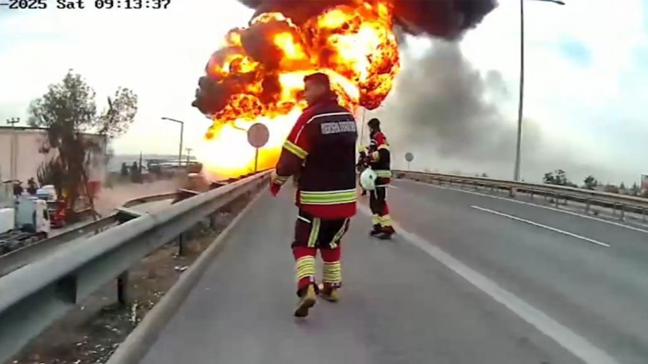 Yanan yakıt tankerine patlamadan müdahale ederek faciayı önlediler