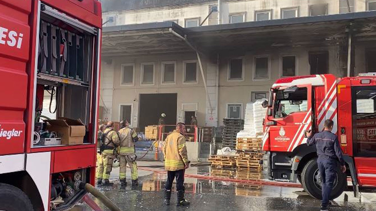 Yangın kısa sürede binayı sardı! Esenyurt’ta plastik fabrikası alevlere teslim oldu