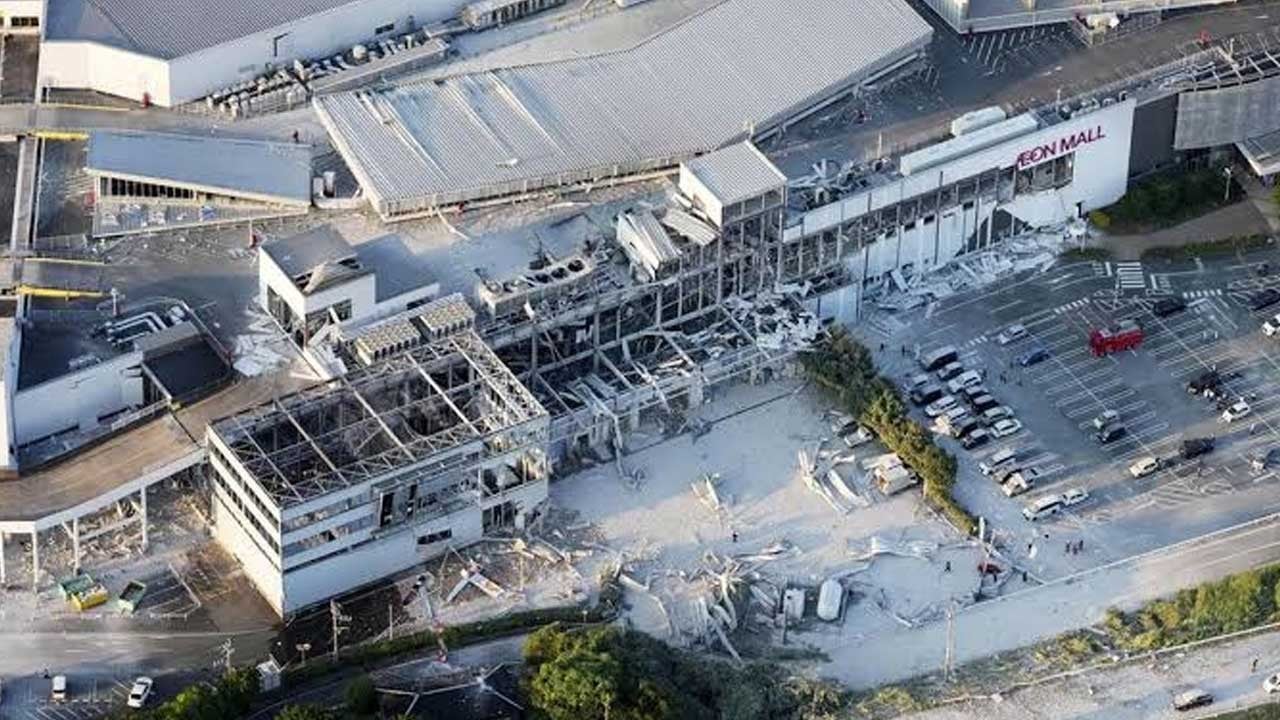 Yaşanan patlama paniğe yol açtı! Depremden sonra AVM’de mahsur kaldılar