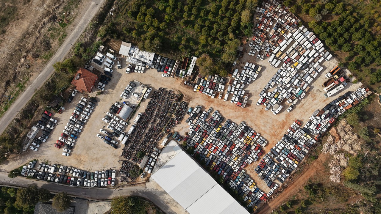 Yediemin otoparkında satılmayı bekliyorlar! Milyonluk araçlar çürümeye terk edildi