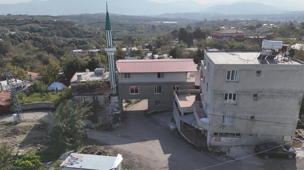 Yer bulamayınca yol üstüne cami yaptılar