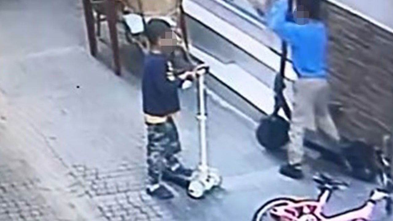 Yerine oyuncak bıraktılar! Boylarından büyük scooter’ı çaldılar