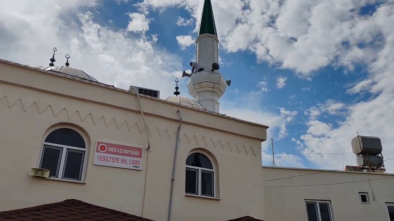 Yıldırım caminin minaresine isabet etti