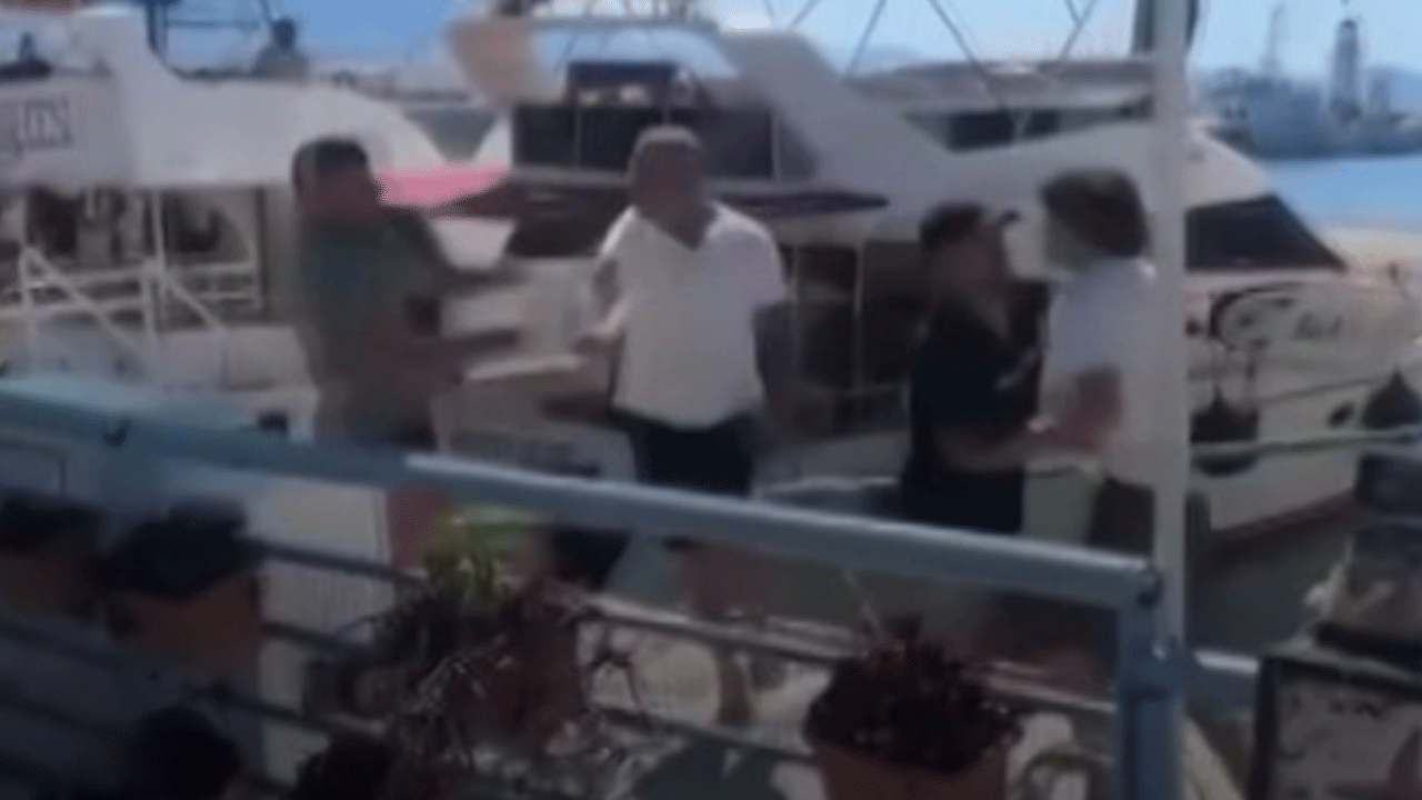 Yine bizi utandırdılar: Tur teknesi çalışanları birbirine girdi!