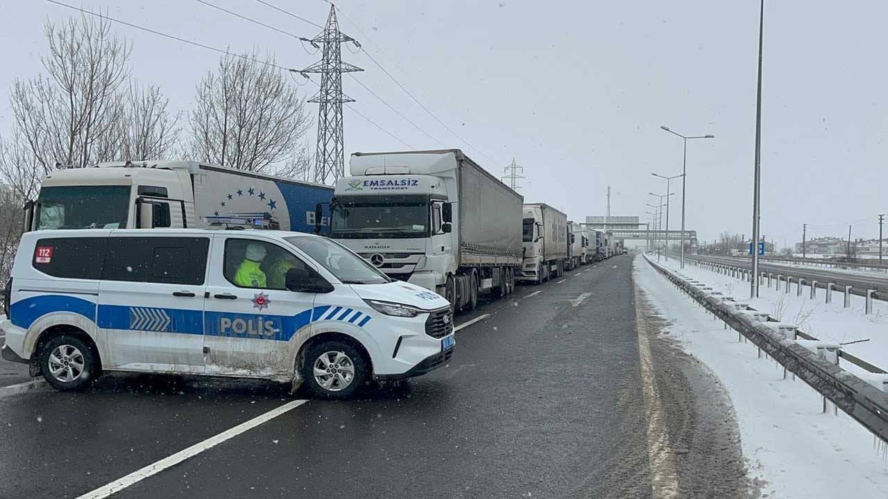 Yoğun kar yağışı etkili oluyor! İstanbul istikameti araç geçişlerine kapatıldı