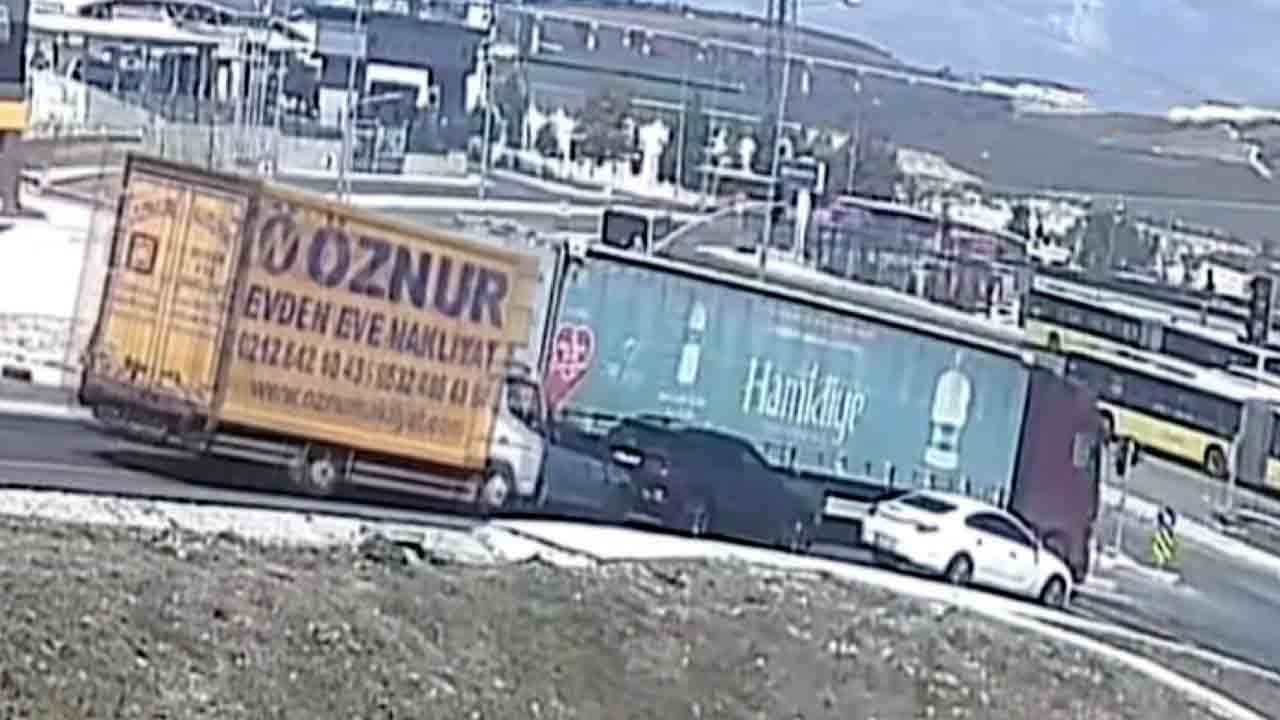 Yokuşu inen kamyonet 4 araca çarptı: 1 yaralı