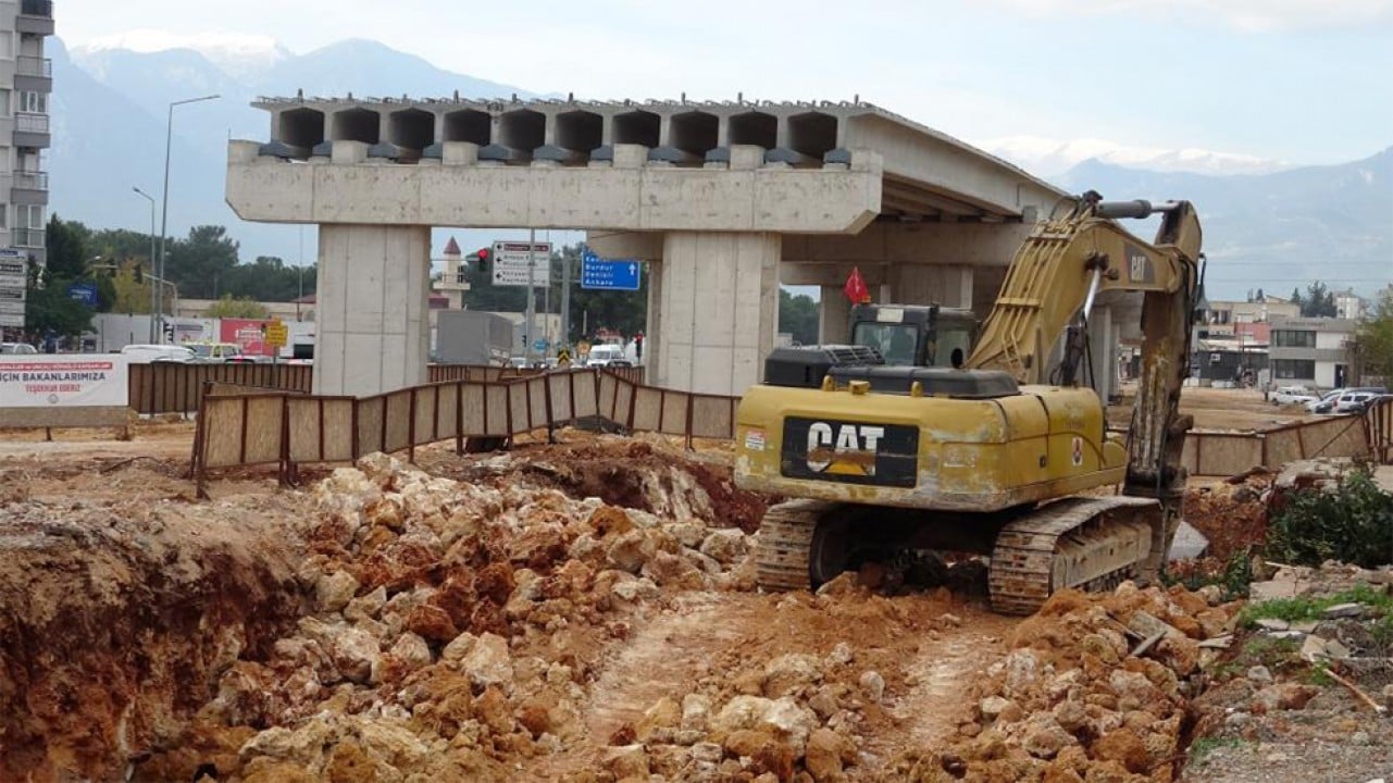 Yol yapımına engel olan pideci yıkıldı