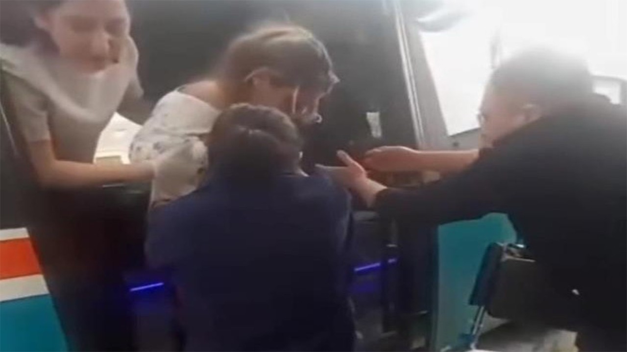 Yolculuk sırasında sancılanan kadın dolmuşta doğum yaptı