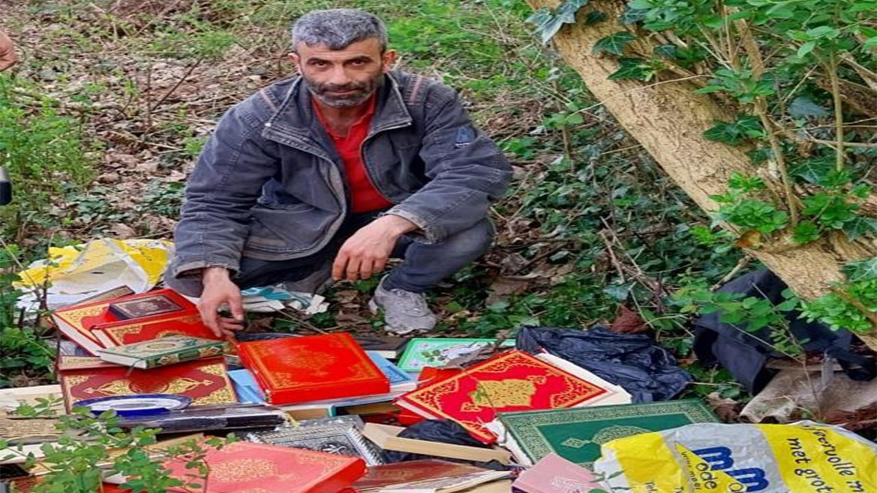 Yolda bulduğu Kur'an-ı Kerimleri Müslüman ailelere dağıttı