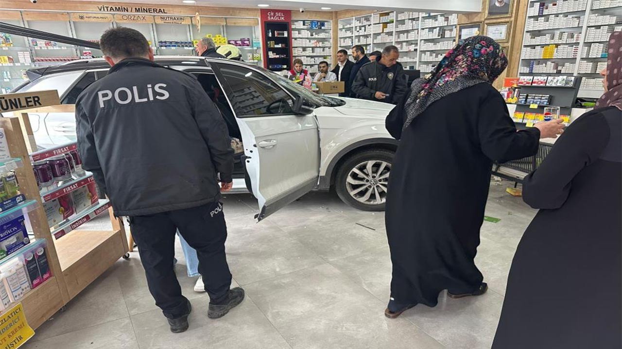 Yoldan çıkan otomobil soluğu eczanede aldı