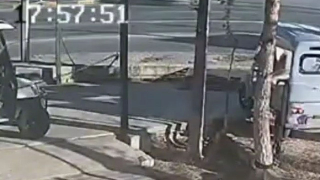 Yolun karşısına geçerken otomobil çarptı! Kaza anı kameraya yansıdı