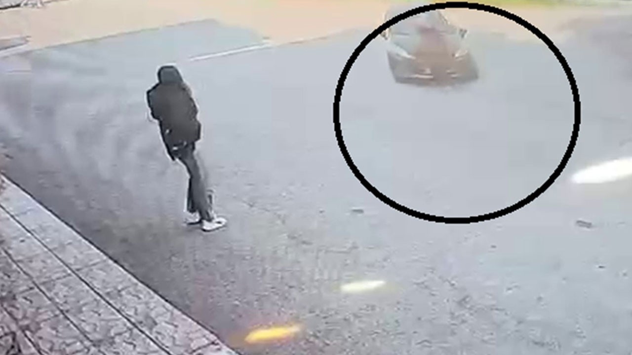 Yolun karşısına geçmek istemişti! Kazı anı kameraya yansıdı