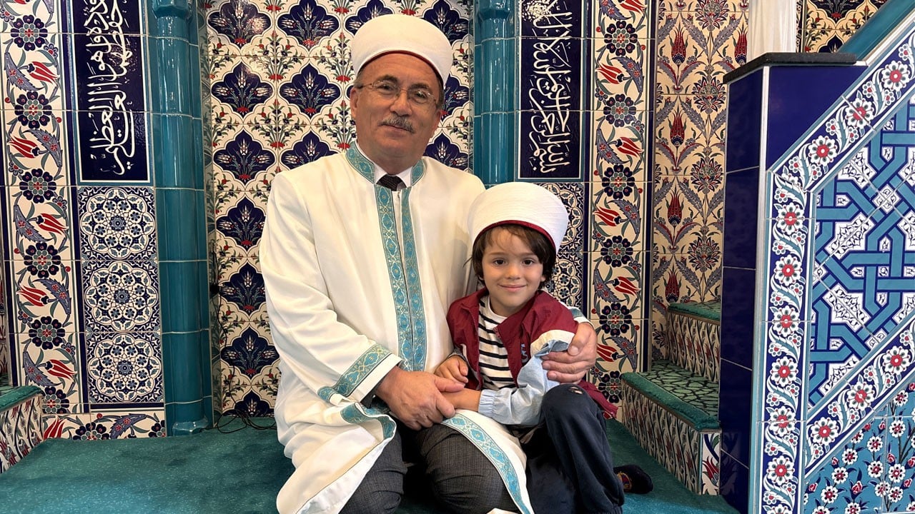 Yürekleri ısıtan kucaklaşma! 5 yaşındaki Altan hocasını özleyince camiye koştu