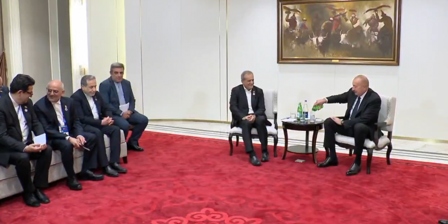 Zirvede samimi anlar! Pezeşkiyan ve Aliyev'in Türkçe sohbeti damga vurdu!