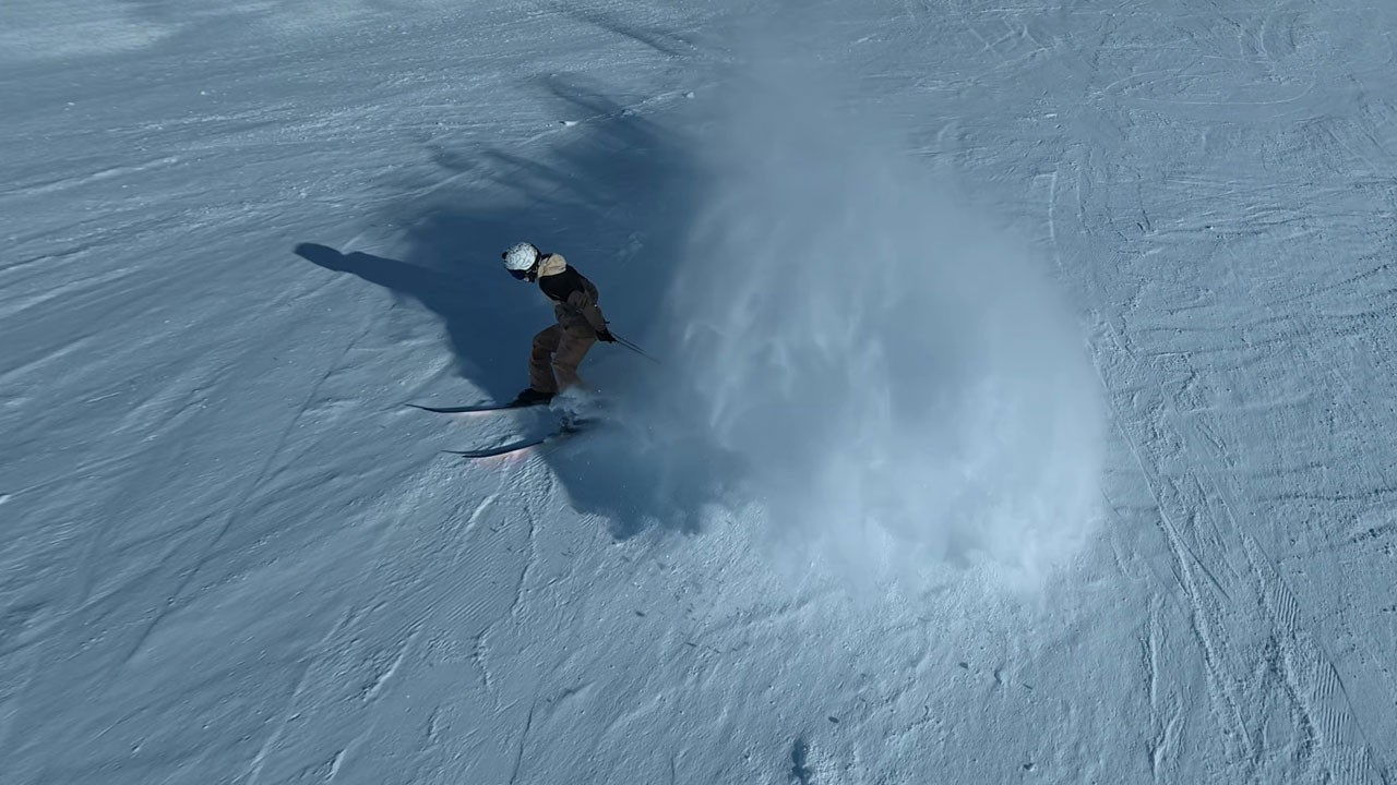 Zirveden boşluğa süzüldü! Bulutların arasından nefes kesen anlar